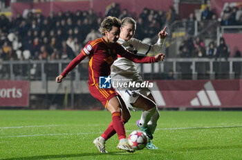 2023-12-20 - Valentina Giacinti (AS Roma) Clare Hunt of Paris Saint-Germain during the UEFA Women’s Champions League 2023/24 group stage group C match between  AS Roma vs Paris Saint Germain FC at the Tre Fontane stadium Rome on 20 December 2023. - ROMA VS PARIS SAINT-GERMAIN - UEFA CHAMPIONS LEAGUE WOMEN - SOCCER