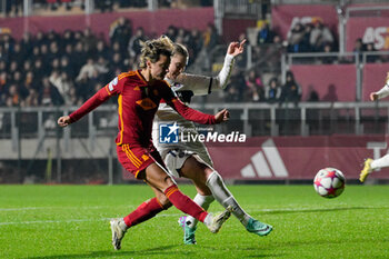 2023-12-20 - Valentina Giacinti (AS Roma) Clare Hunt of Paris Saint-Germain during the UEFA Women’s Champions League 2023/24 group stage group C match between  AS Roma vs Paris Saint Germain FC at the Tre Fontane stadium Rome on 20 December 2023. - ROMA VS PARIS SAINT-GERMAIN - UEFA CHAMPIONS LEAGUE WOMEN - SOCCER