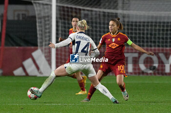 2023-12-20 - Manuela Giugliano (AS Roma) during the UEFA Women’s Champions League 2023/24 group stage group C match between  AS Roma vs Paris Saint Germain FC at the Tre Fontane stadium Rome on 20 December 2023. - ROMA VS PARIS SAINT-GERMAIN - UEFA CHAMPIONS LEAGUE WOMEN - SOCCER