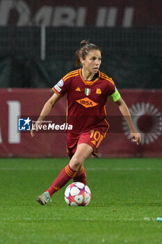 2023-12-20 - Manuela Giugliano (AS Roma) during the UEFA Women’s Champions League 2023/24 group stage group C match between  AS Roma vs Paris Saint Germain FC at the Tre Fontane stadium Rome on 20 December 2023. - ROMA VS PARIS SAINT-GERMAIN - UEFA CHAMPIONS LEAGUE WOMEN - SOCCER