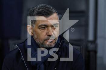 2023-02-22 - Sergio Conceicao Head Coach of FC Porto looks on during the UEFA Champions League 2022/23 Round of 16 - First leg football match between FC Internazionale and FC Porto at Giuseppe Meazza Stadium, Milan, Italy on February 22, 2023 - INTER - FC INTERNAZIONALE VS FC PORTO - UEFA CHAMPIONS LEAGUE - SOCCER