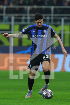 2023-02-22 - Alessandro Bastoni of FC Internazionale in action during the UEFA Champions League 2022/23 Round of 16 - First leg football match between FC Internazionale and FC Porto at Giuseppe Meazza Stadium, Milan, Italy on February 22, 2023 - INTER - FC INTERNAZIONALE VS FC PORTO - UEFA CHAMPIONS LEAGUE - SOCCER
