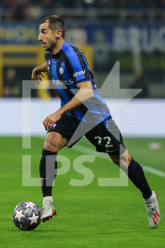 2023-02-22 - Henrikh Mkhitaryan of FC Internazionale in action during the UEFA Champions League 2022/23 Round of 16 - First leg football match between FC Internazionale and FC Porto at Giuseppe Meazza Stadium, Milan, Italy on February 22, 2023 - INTER - FC INTERNAZIONALE VS FC PORTO - UEFA CHAMPIONS LEAGUE - SOCCER