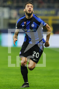 2023-02-22 - Hakan Calhanoglu of FC Internazionale in action during the UEFA Champions League 2022/23 Round of 16 - First leg football match between FC Internazionale and FC Porto at Giuseppe Meazza Stadium, Milan, Italy on February 22, 2023 - INTER - FC INTERNAZIONALE VS FC PORTO - UEFA CHAMPIONS LEAGUE - SOCCER