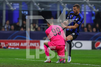 2023-02-22 - Edin Dzeko of FC Internazionale in action with Diogo Costa of FC Porto during the UEFA Champions League 2022/23 Round of 16 - First leg football match between FC Internazionale and FC Porto at Giuseppe Meazza Stadium, Milan, Italy on February 22, 2023 - INTER - FC INTERNAZIONALE VS FC PORTO - UEFA CHAMPIONS LEAGUE - SOCCER