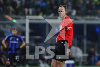 2023-02-22 - Referee Srdjan Jovanovic in action during the UEFA Champions League 2022/23 Round of 16 - First leg football match between FC Internazionale and FC Porto at Giuseppe Meazza Stadium, Milan, Italy on February 22, 2023 - INTER - FC INTERNAZIONALE VS FC PORTO - UEFA CHAMPIONS LEAGUE - SOCCER