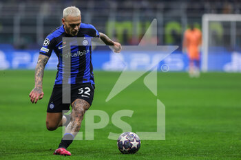 2023-02-22 - Federico Dimarco of FC Internazionale in action during the UEFA Champions League 2022/23 Round of 16 - First leg football match between FC Internazionale and FC Porto at Giuseppe Meazza Stadium, Milan, Italy on February 22, 2023 - INTER - FC INTERNAZIONALE VS FC PORTO - UEFA CHAMPIONS LEAGUE - SOCCER
