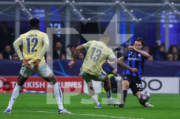 2023-02-22 - Matteo Darmian of FC Internazionale competes for the ball with Galeno of FC Porto during the UEFA Champions League 2022/23 Round of 16 - First leg football match between FC Internazionale and FC Porto at Giuseppe Meazza Stadium, Milan, Italy on February 22, 2023 - INTER - FC INTERNAZIONALE VS FC PORTO - UEFA CHAMPIONS LEAGUE - SOCCER