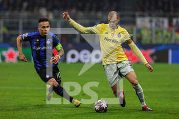2023-02-22 - Pepe of FC Porto and Lautaro Martinez of FC Internazionale in action during the UEFA Champions League 2022/23 Round of 16 - First leg football match between FC Internazionale and FC Porto at Giuseppe Meazza Stadium, Milan, Italy on February 22, 2023 - INTER - FC INTERNAZIONALE VS FC PORTO - UEFA CHAMPIONS LEAGUE - SOCCER