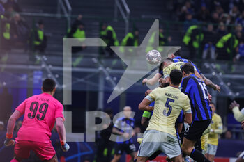 2023-02-22 - Alessandro Bastoni of FC Internazionale in action during the UEFA Champions League 2022/23 Round of 16 - First leg football match between FC Internazionale and FC Porto at Giuseppe Meazza Stadium, Milan, Italy on February 22, 2023 - INTER - FC INTERNAZIONALE VS FC PORTO - UEFA CHAMPIONS LEAGUE - SOCCER