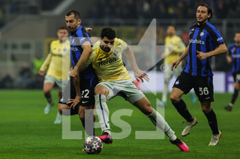 2023-02-22 - Mehdi Taremi of FC Porto competes for the ball with Henrikh Mkhitaryan of FC Internazionale during the UEFA Champions League 2022/23 Round of 16 - First leg football match between FC Internazionale and FC Porto at Giuseppe Meazza Stadium, Milan, Italy on February 22, 2023 - INTER - FC INTERNAZIONALE VS FC PORTO - UEFA CHAMPIONS LEAGUE - SOCCER