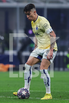 2023-02-22 - Matheus Uribe of FC Porto in action during the UEFA Champions League 2022/23 Round of 16 - First leg football match between FC Internazionale and FC Porto at Giuseppe Meazza Stadium, Milan, Italy on February 22, 2023 - INTER - FC INTERNAZIONALE VS FC PORTO - UEFA CHAMPIONS LEAGUE - SOCCER