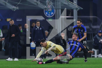 2023-02-22 - Robin Gosens of FC Internazionale competes for the ball with Pepe of FC Porto during the UEFA Champions League 2022/23 Round of 16 - First leg football match between FC Internazionale and FC Porto at Giuseppe Meazza Stadium, Milan, Italy on February 22, 2023 - INTER - FC INTERNAZIONALE VS FC PORTO - UEFA CHAMPIONS LEAGUE - SOCCER