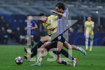 2023-02-22 - Otavio of FC Porto competes for the ball with Matteo Darmian of FC Internazionale and Marcelo Brozovic of FC Internazionale during the UEFA Champions League 2022/23 Round of 16 - First leg football match between FC Internazionale and FC Porto at Giuseppe Meazza Stadium, Milan, Italy on February 22, 2023 - INTER - FC INTERNAZIONALE VS FC PORTO - UEFA CHAMPIONS LEAGUE - SOCCER