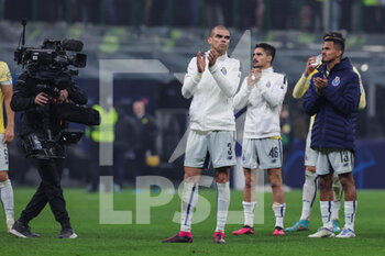 2023-02-22 - Pepe of FC Porto greets the fans during the UEFA Champions League 2022/23 Round of 16 - First leg football match between FC Internazionale and FC Porto at Giuseppe Meazza Stadium, Milan, Italy on February 22, 2023 - INTER - FC INTERNAZIONALE VS FC PORTO - UEFA CHAMPIONS LEAGUE - SOCCER