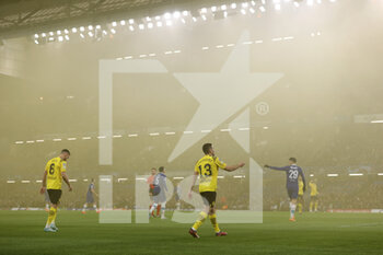 2023-03-07 - Players on the pitch after fans threw a smoke bomb - CHELSEA FC VS BORUSSIA DORTMUND - UEFA CHAMPIONS LEAGUE - SOCCER
