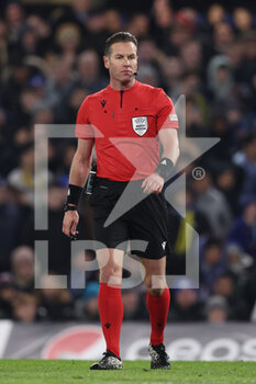 2023-03-07 - The referee Danny Makkelie (NED) looks on - CHELSEA FC VS BORUSSIA DORTMUND - UEFA CHAMPIONS LEAGUE - SOCCER