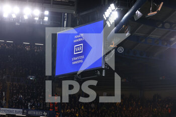 2023-03-07 - Video Assistant Referee assign a penalty to Chelsea FC after a on field review by the referee - CHELSEA FC VS BORUSSIA DORTMUND - UEFA CHAMPIONS LEAGUE - SOCCER