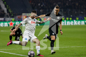 2023-02-21 - Matteo Politano of Napoli Santos Borre of Eintracht Frankfurt  - EINTRACHT FRANKFURT VS NAPOLI - UEFA CHAMPIONS LEAGUE - SOCCER