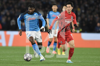 2023-03-15 - Andre’ Anguissa of SSC Napoli  competes for the ball with Daichi Kamada of Eintracht Frankfurt  during the Uefa Champions League  match between SSC Napoli v Eintracht Frankfurt  at Diego Armando Maradona Stadium  - SSC NAPOLI VS EINTRACHT FRANKFURT - UEFA CHAMPIONS LEAGUE - SOCCER