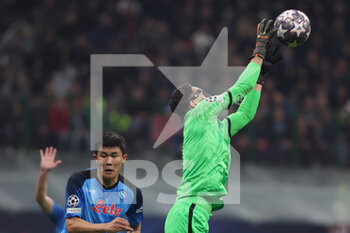 2023-04-12 - Alex Meret of SSC Napoli in action during UEFA Champions League 2022/23 Quarter-Finals - First  leg football match between AC Milan and SSC Napoli at San Siro Stadium, Milan, Italy on April 12, 2023 - AC MILAN VS SSC NAPOLI - UEFA CHAMPIONS LEAGUE - SOCCER