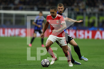2023-04-19 - Gilberto of SL Benfica competes for the ball with Edin Dzeko of FC Internazionale during the UEFA Champions League 2022/23 Quarter-Finals - 2nd leg football match between FC Internazionale and SL Benfica at Giuseppe Meazza Stadium, Milan, Italy on April 19, 2023 - INTER - FC INTERNAZIONALE VS BENFICA - UEFA CHAMPIONS LEAGUE - SOCCER