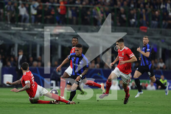 2023-04-19 - Lautaro Martinez of FC Internazionale competes for the ball during the UEFA Champions League 2022/23 Quarter-Finals - 2nd leg football match between FC Internazionale and SL Benfica at Giuseppe Meazza Stadium, Milan, Italy on April 19, 2023 - INTER - FC INTERNAZIONALE VS BENFICA - UEFA CHAMPIONS LEAGUE - SOCCER