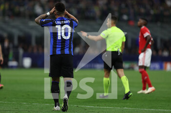 2023-04-19 - Lautaro Martinez of FC Internazionale expresses disappointment during the UEFA Champions League 2022/23 Quarter-Finals - 2nd leg football match between FC Internazionale and SL Benfica at Giuseppe Meazza Stadium, Milan, Italy on April 19, 2023 - INTER - FC INTERNAZIONALE VS BENFICA - UEFA CHAMPIONS LEAGUE - SOCCER