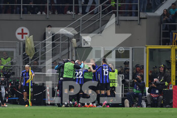 2023-04-19 - Lautaro Martinez of FC Internazionale celebrates with his team mates after scoring a goal during the UEFA Champions League 2022/23 Quarter-Finals - 2nd leg football match between FC Internazionale and SL Benfica at Giuseppe Meazza Stadium, Milan, Italy on April 19, 2023 - INTER - FC INTERNAZIONALE VS BENFICA - UEFA CHAMPIONS LEAGUE - SOCCER