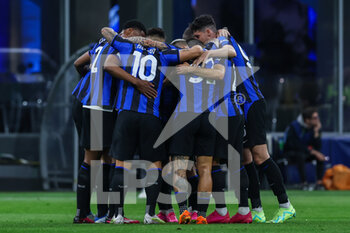 2023-04-19 - Nicolo Barella of FC Internazionale celebrates with his team mates after scoring a goal during the UEFA Champions League 2022/23 Quarter-Finals - 2nd leg football match between FC Internazionale and SL Benfica at Giuseppe Meazza Stadium, Milan, Italy on April 19, 2023 - INTER - FC INTERNAZIONALE VS BENFICA - UEFA CHAMPIONS LEAGUE - SOCCER
