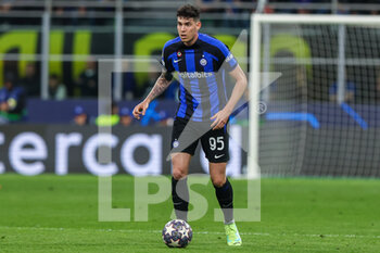 2023-04-19 - Alessandro Bastoni of FC Internazionale in action during the UEFA Champions League 2022/23 Quarter-Finals - 2nd leg football match between FC Internazionale and SL Benfica at Giuseppe Meazza Stadium, Milan, Italy on April 19, 2023 - INTER - FC INTERNAZIONALE VS BENFICA - UEFA CHAMPIONS LEAGUE - SOCCER