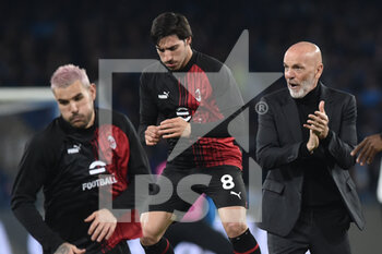 2023-04-18 - Stefano Pioli Coach of AC Milan gives the charge to his players in the warm-up during the Uefa Champions League  match between SSC Napoli vs AC Milan  at Diego Armando Maradona Stadium - SSC NAPOLI VS AC MILAN - UEFA CHAMPIONS LEAGUE - SOCCER