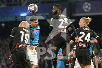 2023-04-18 - Theo Hernandez of AC Milan competes for the ball with Giovanni Simeone of SSC Napoli   during the Uefa Champions League  match between SSC Napoli vs AC Milan  at Diego Armando Maradona Stadium - SSC NAPOLI VS AC MILAN - UEFA CHAMPIONS LEAGUE - SOCCER