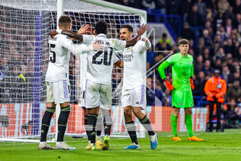 2023-04-19 - Rodrygo (21) of Real Madrid scores a goal and celebrates 0-2 with teammates during the UEFA Champions League, Quarter-finals, 2nd leg football match between Chelsea and Real Madrid on 18 April 2023 at Stamford Bridge in London, England - FOOTBALL - CHAMPIONS LEAGUE - CHELSEA V REAL MADRID - UEFA CHAMPIONS LEAGUE - SOCCER