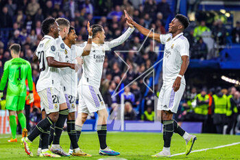 2023-04-19 - Rodrygo (21) of Real Madrid scores a goal and celebrates 0-2 with teammates during the UEFA Champions League, Quarter-finals, 2nd leg football match between Chelsea and Real Madrid on 18 April 2023 at Stamford Bridge in London, England - FOOTBALL - CHAMPIONS LEAGUE - CHELSEA V REAL MADRID - UEFA CHAMPIONS LEAGUE - SOCCER