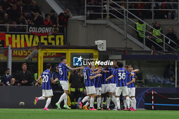 2023-05-10 - Edin Dzeko of FC Internazionale celebrates with his team mates after scoring a goal during UEFA Champions League 2022/23 Semi-Final 1st  leg football match between AC Milan and FC Internazionale at San Siro Stadium, Milan, Italy on May 10, 2023 - SEMIFINAL - AC MILAN VS INTER - FC INTERNAZIONALE - UEFA CHAMPIONS LEAGUE - SOCCER