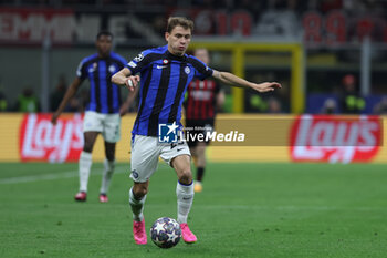 2023-05-10 - Nicolo Barella of FC Internazionale in action during UEFA Champions League 2022/23 Semi-Final 1st  leg football match between AC Milan and FC Internazionale at San Siro Stadium, Milan, Italy on May 10, 2023 - SEMIFINAL - AC MILAN VS INTER - FC INTERNAZIONALE - UEFA CHAMPIONS LEAGUE - SOCCER