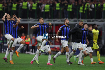2023-05-10 - Lautaro Martinez of FC Internazionale celebrates the victory at the end of the match with FC Internazionale players during UEFA Champions League 2022/23 Semi-Final 1st  leg football match between AC Milan and FC Internazionale at San Siro Stadium, Milan, Italy on May 10, 2023 - SEMIFINAL - AC MILAN VS INTER - FC INTERNAZIONALE - UEFA CHAMPIONS LEAGUE - SOCCER