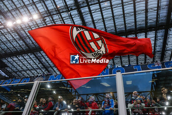 2023-05-10 - A fan waves a AC Milan giant flag during UEFA Champions League 2022/23 Semi-Final 1st  leg football match between AC Milan and FC Internazionale at San Siro Stadium, Milan, Italy on May 10, 2023 - SEMIFINAL - AC MILAN VS INTER - FC INTERNAZIONALE - UEFA CHAMPIONS LEAGUE - SOCCER