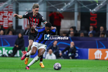 2023-05-10 - Alexis Saelemaekers of AC Milan competes for the ball with Denzel Dumfries of FC Internazionale during UEFA Champions League 2022/23 Semi-Final 1st  leg football match between AC Milan and FC Internazionale at San Siro Stadium, Milan, Italy on May 10, 2023 - SEMIFINAL - AC MILAN VS INTER - FC INTERNAZIONALE - UEFA CHAMPIONS LEAGUE - SOCCER