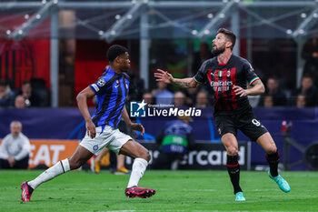 2023-05-10 - Olivier Giroud of AC Milan in action with Denzel Dumfries of FC Internazionale during UEFA Champions League 2022/23 Semi-Final 1st  leg football match between AC Milan and FC Internazionale at San Siro Stadium, Milan, Italy on May 10, 2023 - SEMIFINAL - AC MILAN VS INTER - FC INTERNAZIONALE - UEFA CHAMPIONS LEAGUE - SOCCER