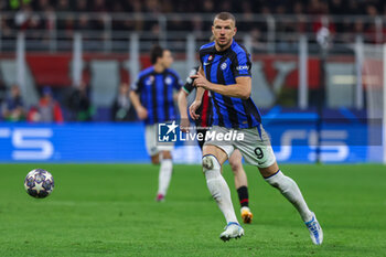 2023-05-10 - Edin Dzeko of FC Internazionale in action during UEFA Champions League 2022/23 Semi-Final 1st  leg football match between AC Milan and FC Internazionale at San Siro Stadium, Milan, Italy on May 10, 2023 - SEMIFINAL - AC MILAN VS INTER - FC INTERNAZIONALE - UEFA CHAMPIONS LEAGUE - SOCCER