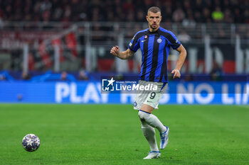 2023-05-10 - Edin Dzeko of FC Internazionale in action during UEFA Champions League 2022/23 Semi-Final 1st  leg football match between AC Milan and FC Internazionale at San Siro Stadium, Milan, Italy on May 10, 2023 - SEMIFINAL - AC MILAN VS INTER - FC INTERNAZIONALE - UEFA CHAMPIONS LEAGUE - SOCCER