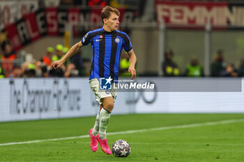 2023-05-10 - Nicolo Barella of FC Internazionale in action during UEFA Champions League 2022/23 Semi-Final 1st  leg football match between AC Milan and FC Internazionale at San Siro Stadium, Milan, Italy on May 10, 2023 - SEMIFINAL - AC MILAN VS INTER - FC INTERNAZIONALE - UEFA CHAMPIONS LEAGUE - SOCCER