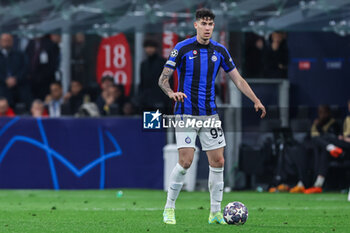 2023-05-10 - Alessandro Bastoni of FC Internazionale in action during UEFA Champions League 2022/23 Semi-Final 1st  leg football match between AC Milan and FC Internazionale at San Siro Stadium, Milan, Italy on May 10, 2023 - SEMIFINAL - AC MILAN VS INTER - FC INTERNAZIONALE - UEFA CHAMPIONS LEAGUE - SOCCER