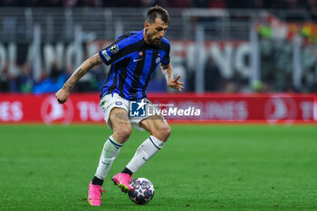 2023-05-10 - Francesco Acerbi of FC Internazionale in action during UEFA Champions League 2022/23 Semi-Final 1st  leg football match between AC Milan and FC Internazionale at San Siro Stadium, Milan, Italy on May 10, 2023 - SEMIFINAL - AC MILAN VS INTER - FC INTERNAZIONALE - UEFA CHAMPIONS LEAGUE - SOCCER
