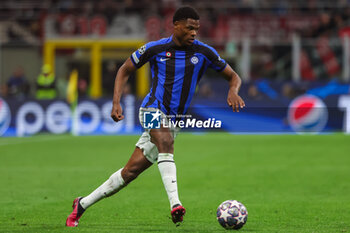 2023-05-10 - Denzel Dumfries of FC Internazionale in action during UEFA Champions League 2022/23 Semi-Final 1st  leg football match between AC Milan and FC Internazionale at San Siro Stadium, Milan, Italy on May 10, 2023 - SEMIFINAL - AC MILAN VS INTER - FC INTERNAZIONALE - UEFA CHAMPIONS LEAGUE - SOCCER