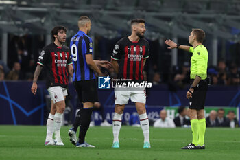 2023-05-16 - Olivier Giroud of AC Milan protests with Referee Clement Turpin during the UEFA Champions League 2022/23 Semi-Final second leg football match between FC Internazionale and AC Milan at Giuseppe Meazza Stadium, Milan, Italy on May 16, 2023 - SEMIFINAL - INTER - FC INTERNAZIONALE VS AC MILAN - UEFA CHAMPIONS LEAGUE - SOCCER