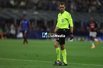 2023-05-16 - Referee Clement Turpin in action during the UEFA Champions League 2022/23 Semi-Final second leg football match between FC Internazionale and AC Milan at Giuseppe Meazza Stadium, Milan, Italy on May 16, 2023 - SEMIFINAL - INTER - FC INTERNAZIONALE VS AC MILAN - UEFA CHAMPIONS LEAGUE - SOCCER