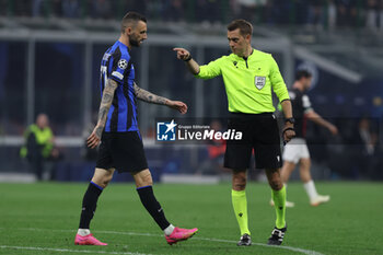 2023-05-16 - Referee Clement Turpin gestures during the UEFA Champions League 2022/23 Semi-Final second leg football match between FC Internazionale and AC Milan at Giuseppe Meazza Stadium, Milan, Italy on May 16, 2023 - SEMIFINAL - INTER - FC INTERNAZIONALE VS AC MILAN - UEFA CHAMPIONS LEAGUE - SOCCER